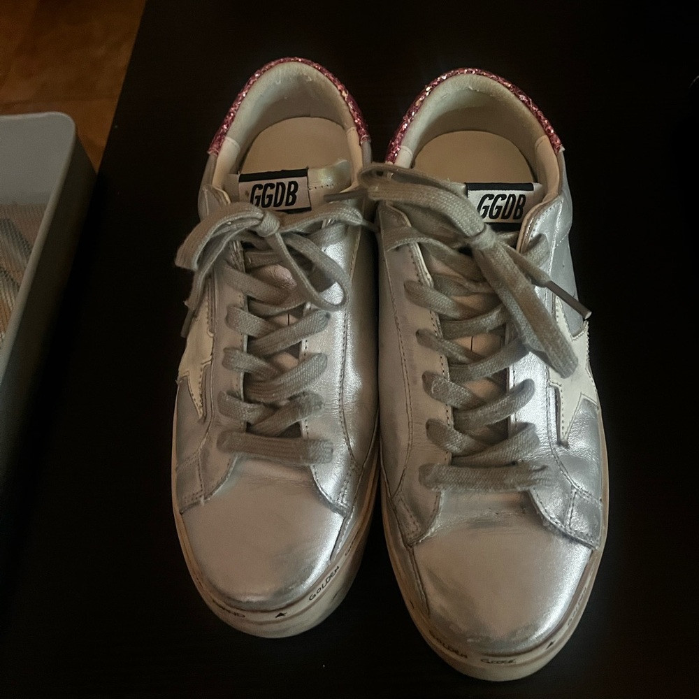 Women’s Silver Low-Top Sneakers with Pink Heel